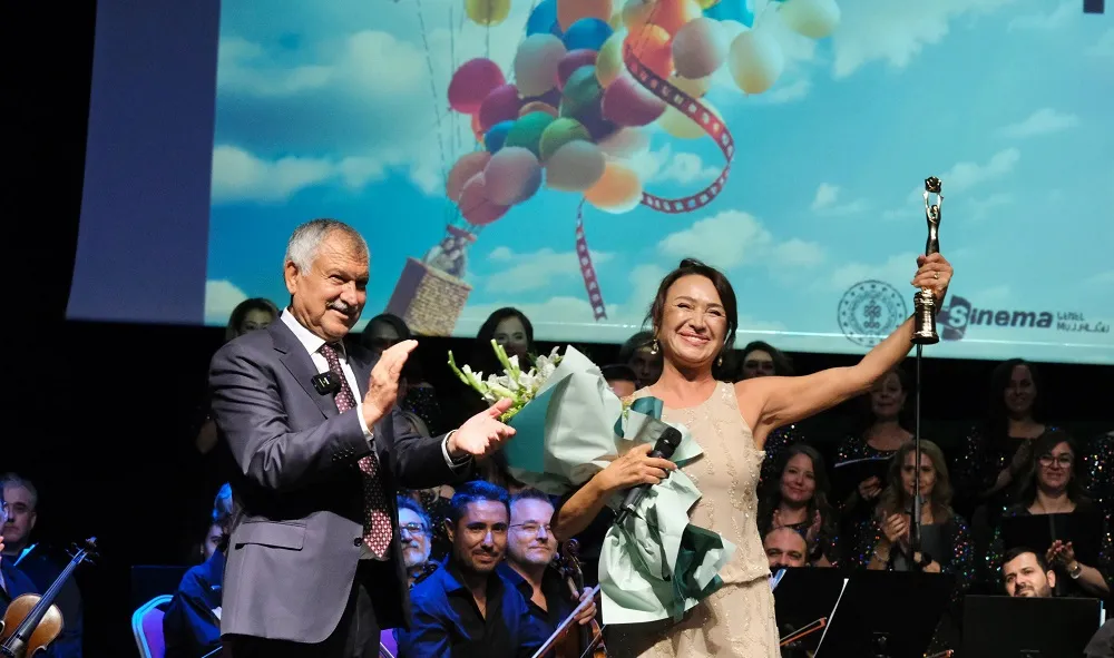 ULUSLARARASI ADANA ALTIN KOZA FİLM FESTİVALİ’NDE “ONUR ÖDÜLLERİ” DEMET AKBAĞ VE UĞUR POLAT’A 