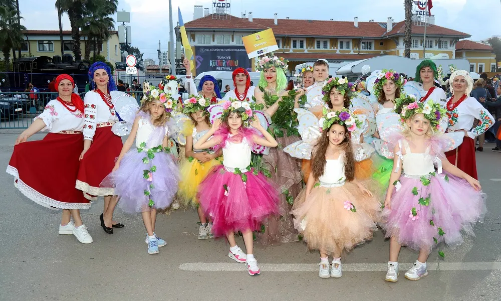 UKRAYNALILAR ADANA ULUSLARARASI PORTAKAL ÇİÇEĞİ KARNAVALINDA 